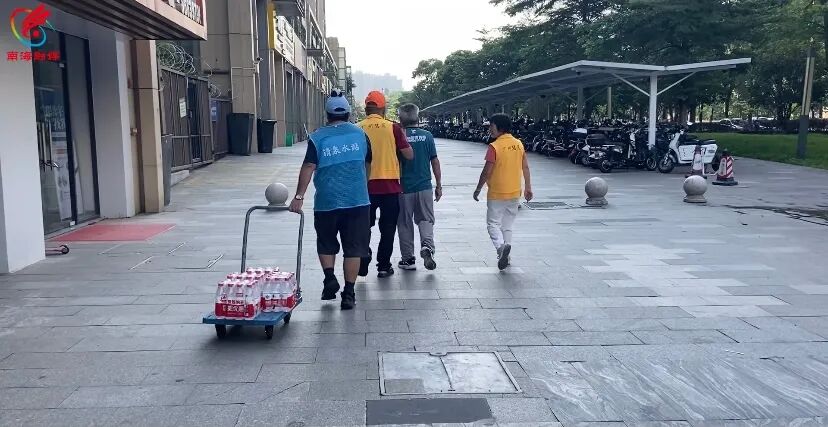 残障人士“送水工”工作中。