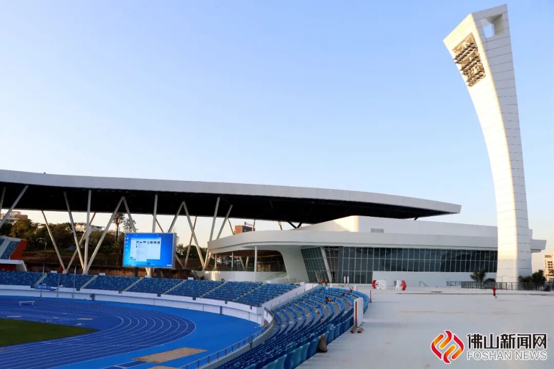 广场进入模式观众声浪可以向远离住宅区的东面扩散观众席多数坐西朝东