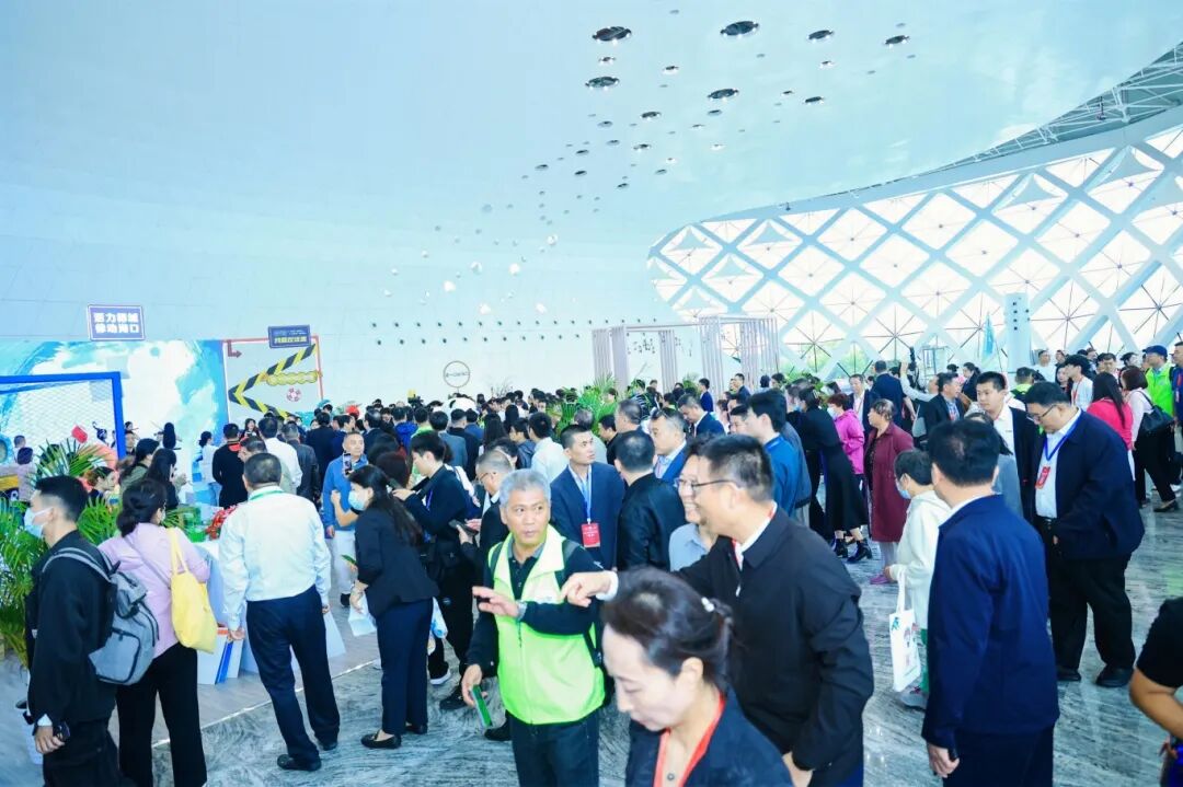 人气火爆的海南国际旅游装备博览会现场.jpg