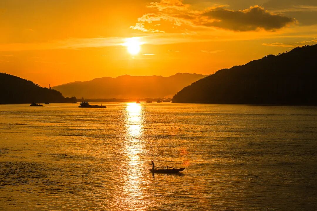 ▲ 在上清湾一睹绚丽晚霞。 陈彦成 摄