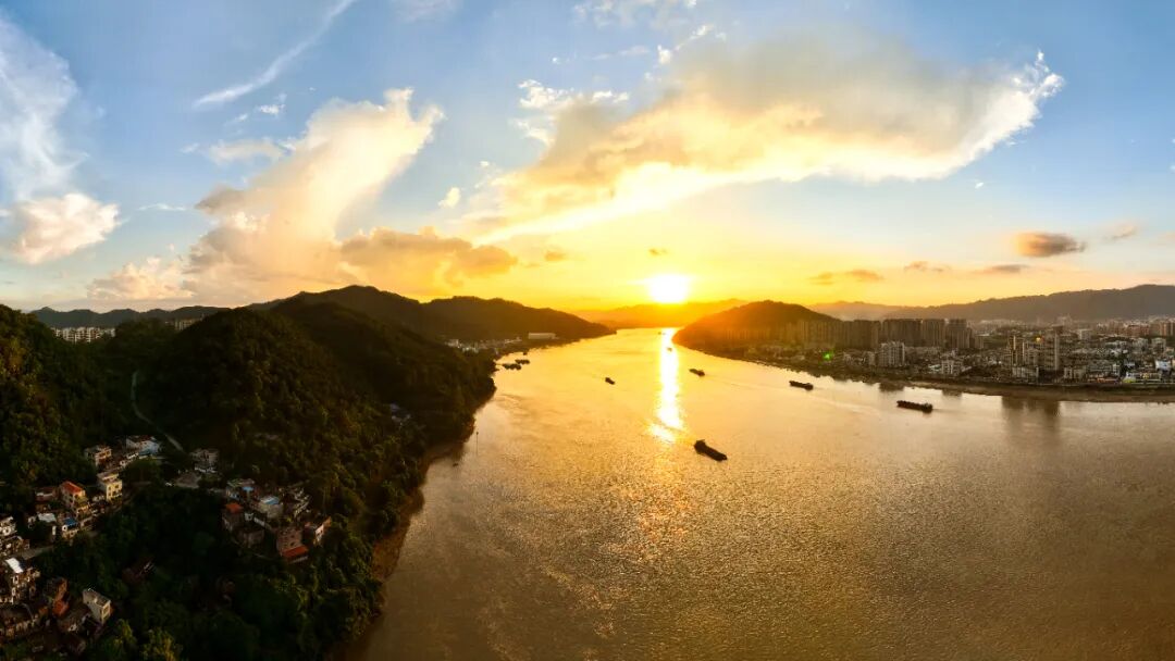 ▲ 夕阳缓缓落下，与西江水相互映衬，构成一幅美丽的图画。赖家乐 摄