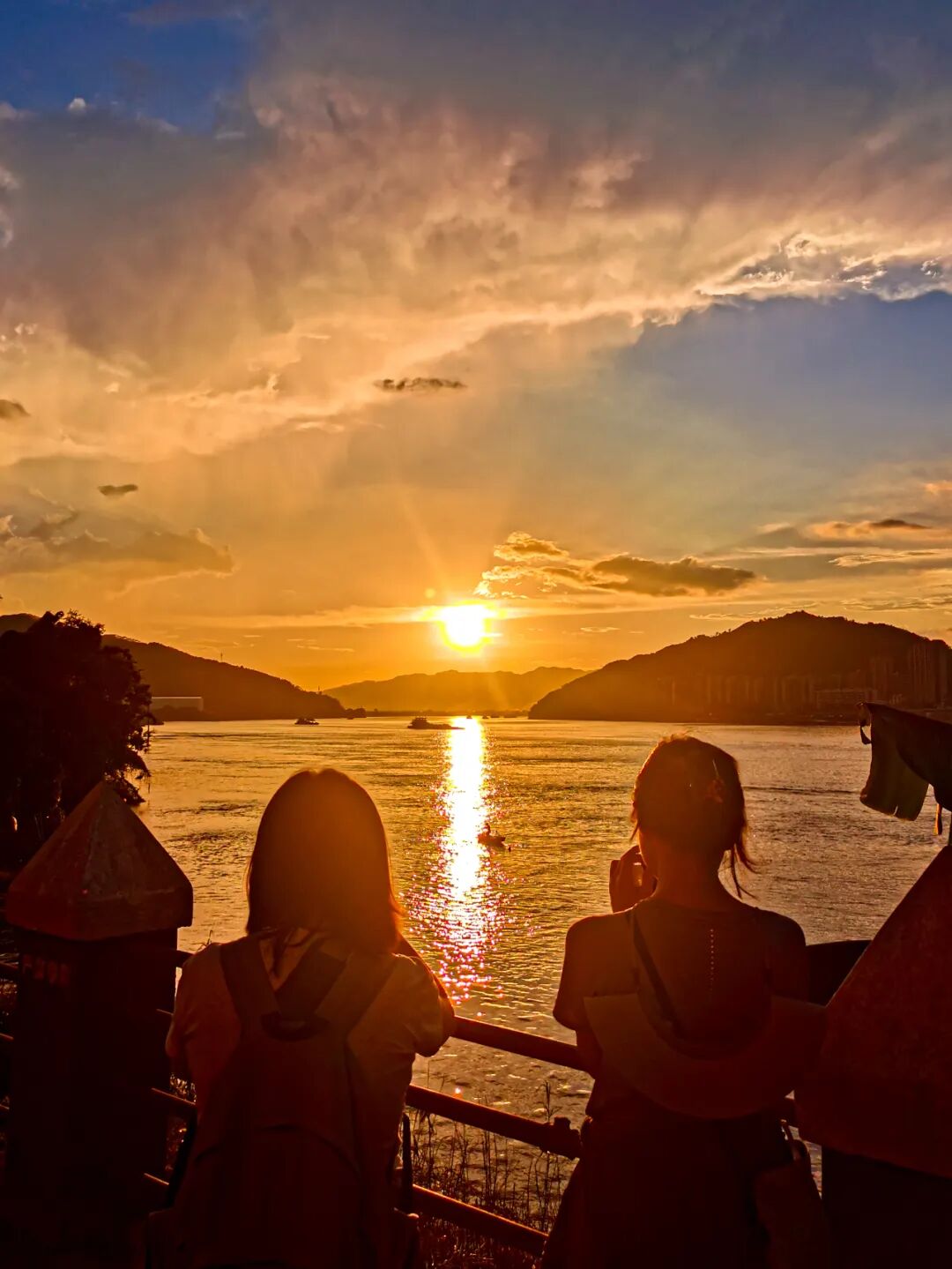 ▲ 游客在上清湾拍摄醉美日落。陈彦成 摄