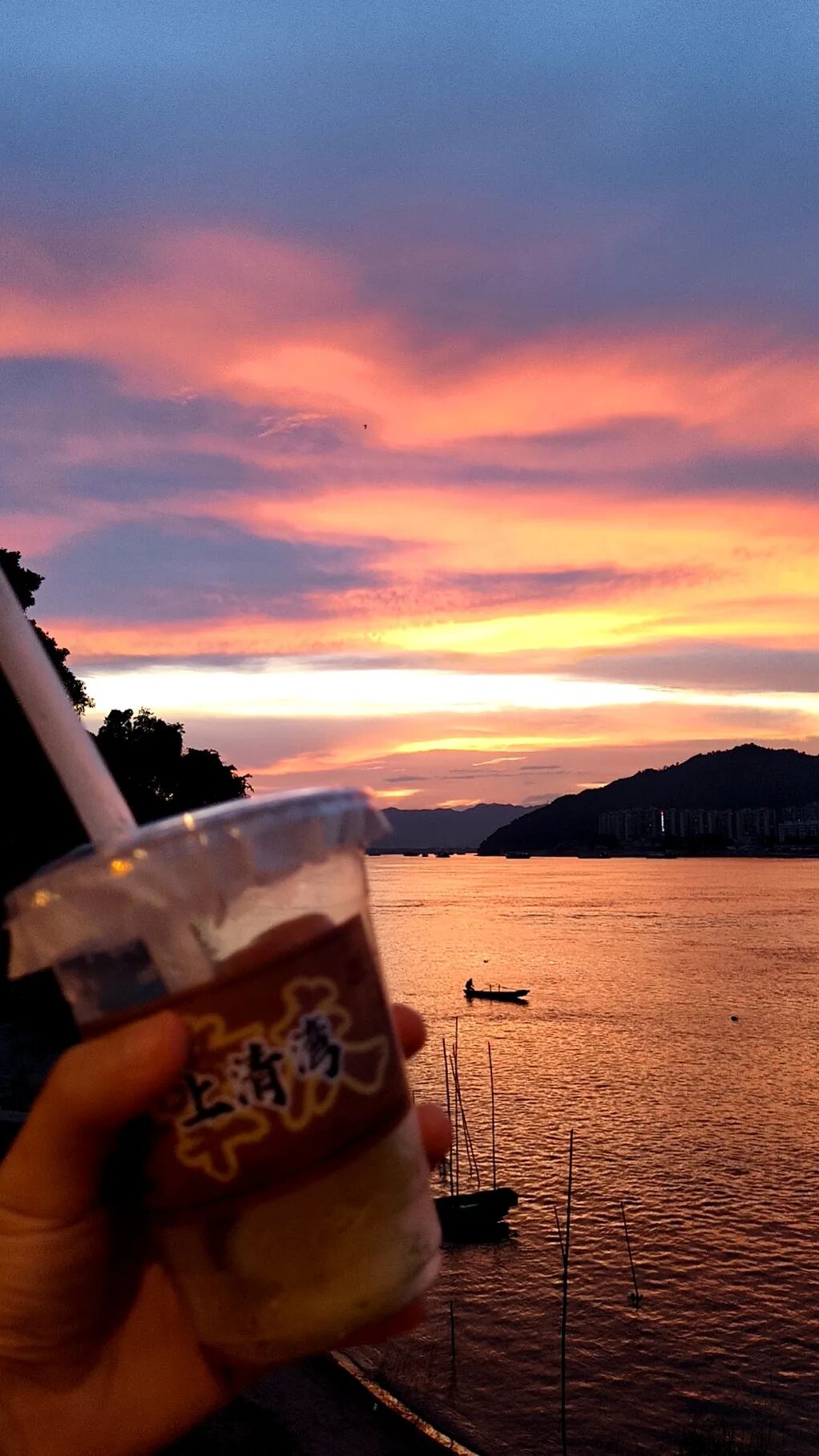 ▲ 在上清湾，伴随晚霞，喝杯咖啡，好不惬意。 赖家乐 摄