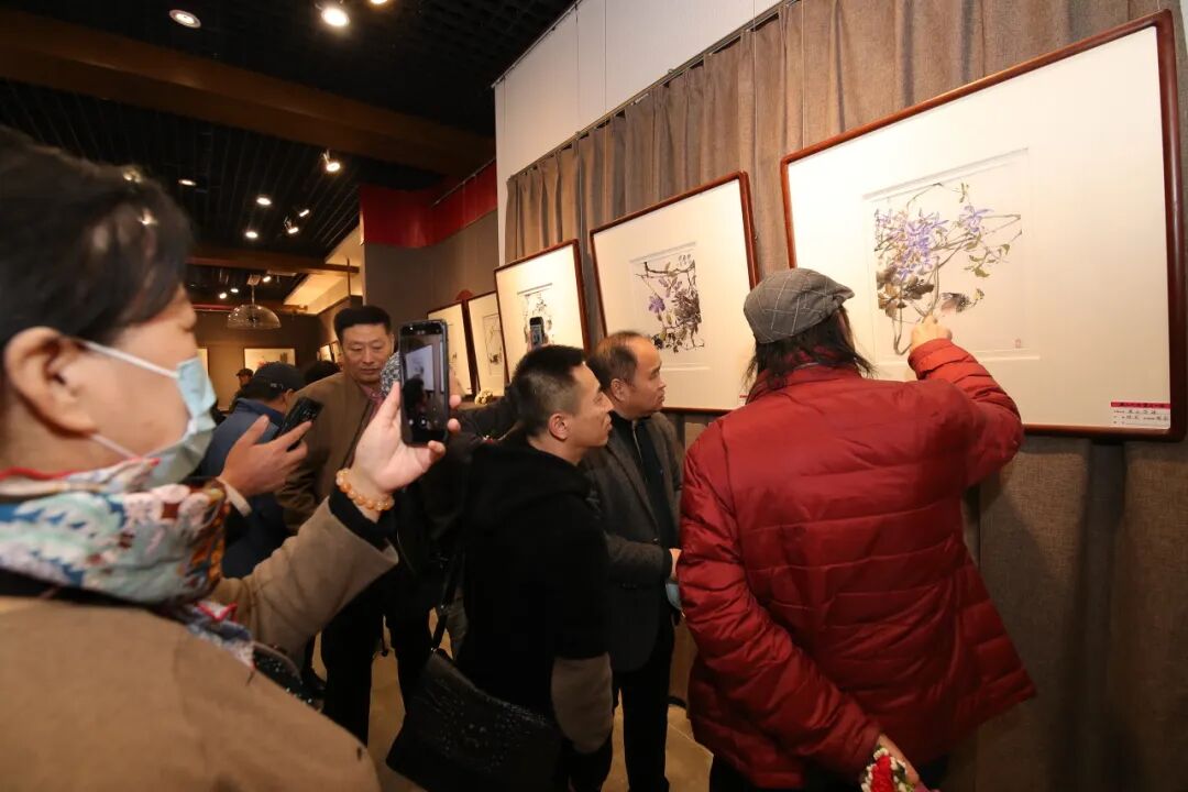 活动现场,七位女画家与现场观众亲切交流,分享创作心得和感悟.