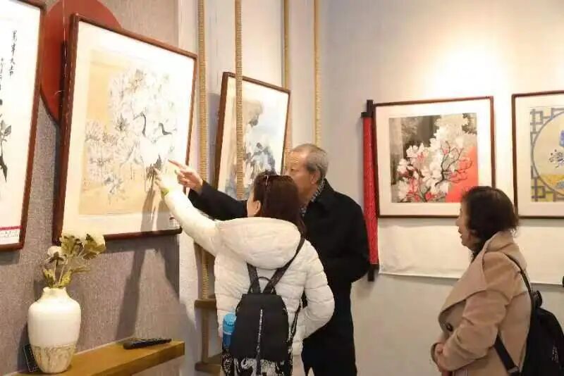 活动现场,七位女画家与现场观众亲切交流,分享创作心得和感悟.