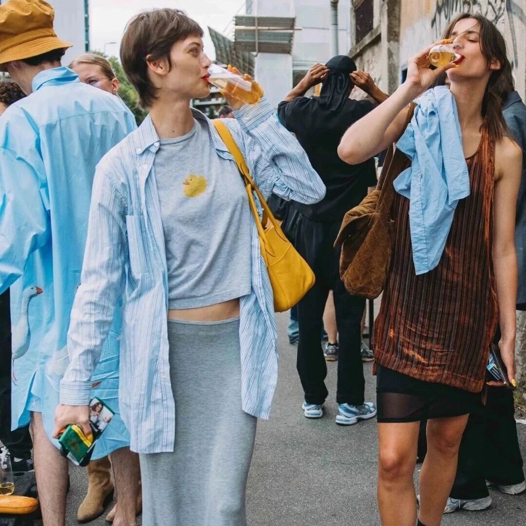 贾静雯在线求网友劝梧桐妹穿太暴露,但更严重的应该是未成年就发育过头的下巴吧?