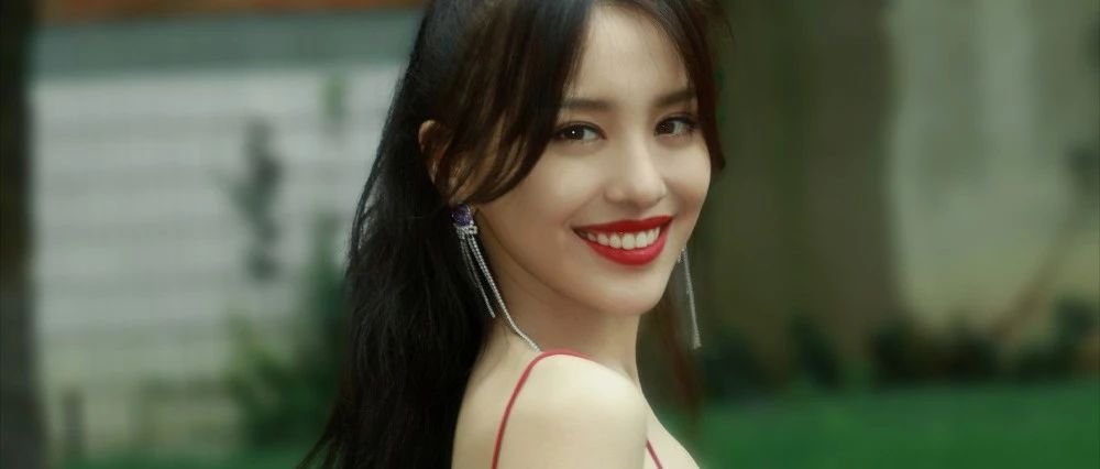 罗秋韵:95后中戏演员,凭《滤镜》中的“女神”苏渺惊艳全场,妖娆性感圈粉无数(附图)