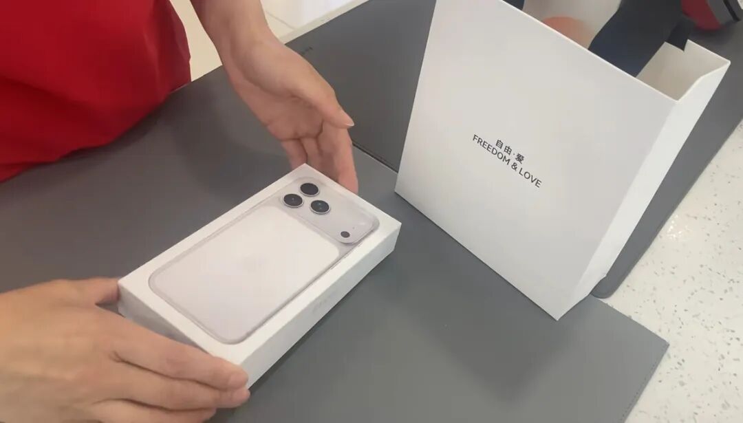 工作人员正在开箱验机