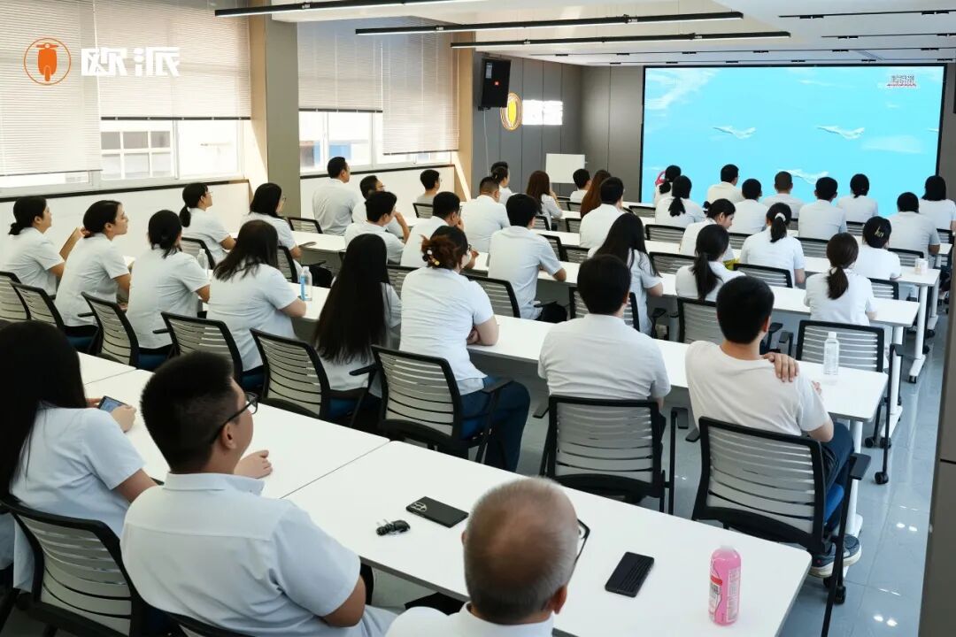 欧派电动车组织观看九三阅兵直播铭记历史致敬英雄