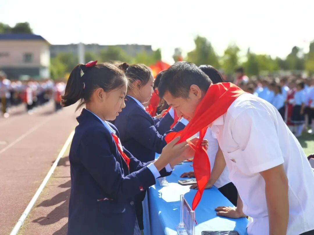 新和县第二小学举行二年级第二批少先队员入队仪式和宣讲活动