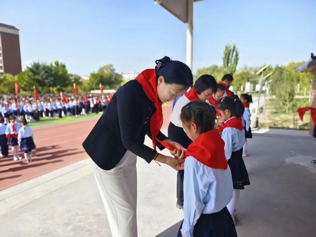 新和县第二小学举行二年级第二批少先队员入队仪式和宣讲活动
