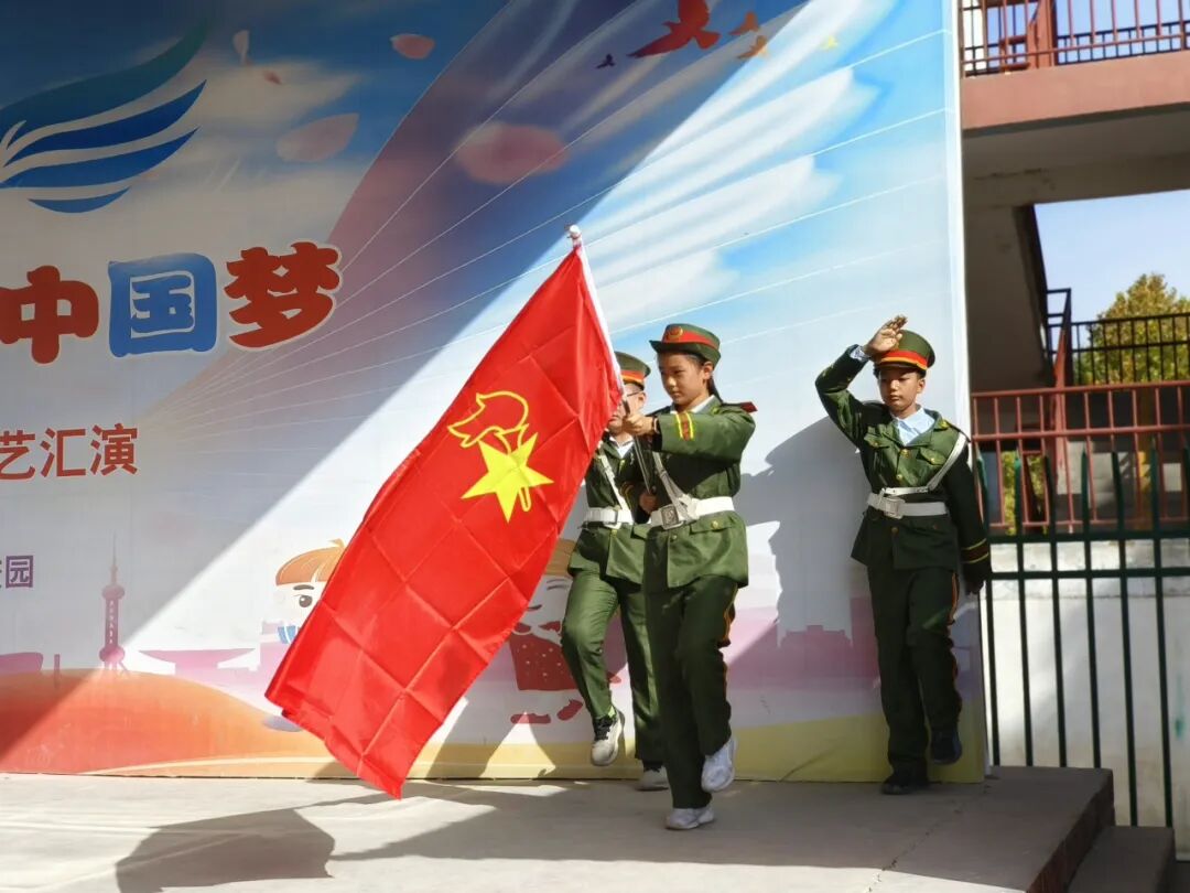 新和县第二小学举行二年级第二批少先队员入队仪式和宣讲活动