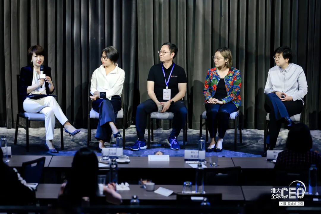 圆桌论坛邀请到渣打银行新加坡有限公司董事总经理俞梅担任论坛主持人，