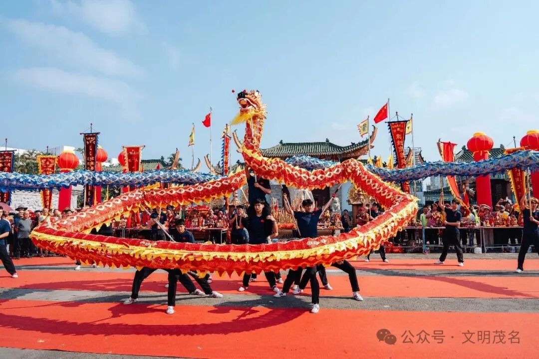 民俗活动表演表现场。冯磊摄