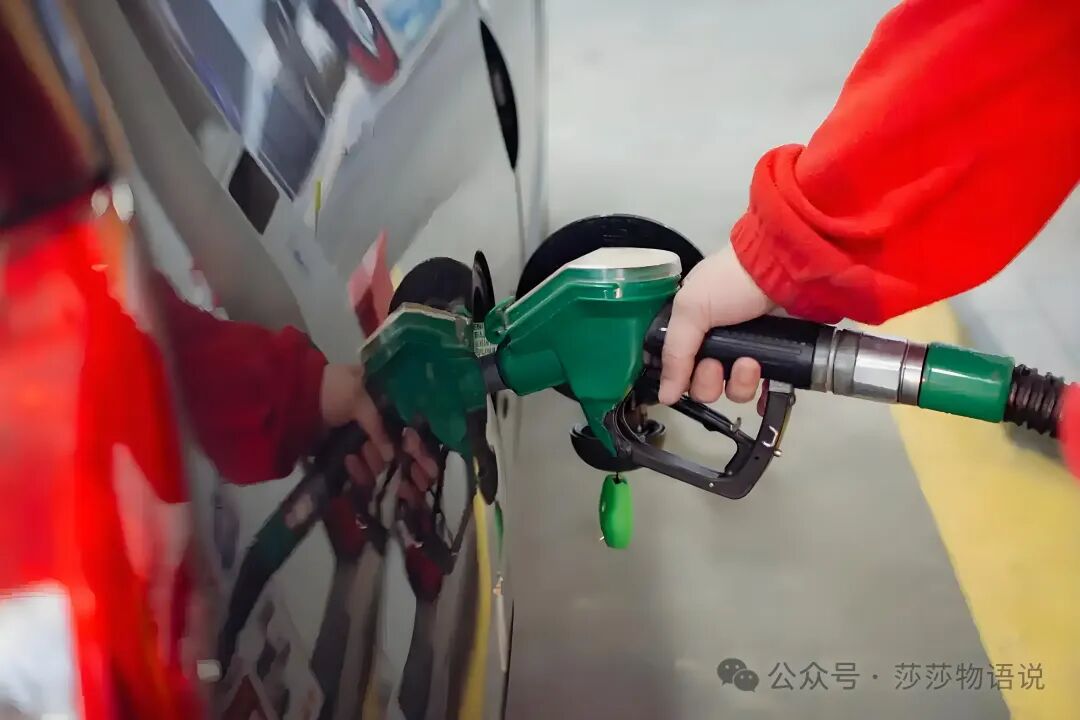 小伙开法拉利到加油站加50块钱的油,“崩溃！”男子开客户车加油，说好只加50元，岂料..