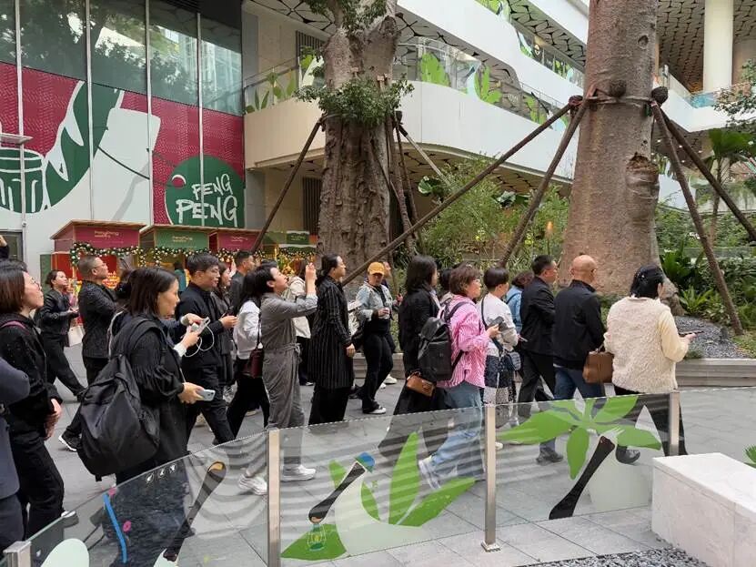 一群人在街道上 AI 生成的内容可能不正确。