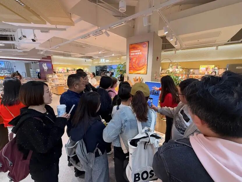 一群人在商店里 AI 生成的内容可能不正确。