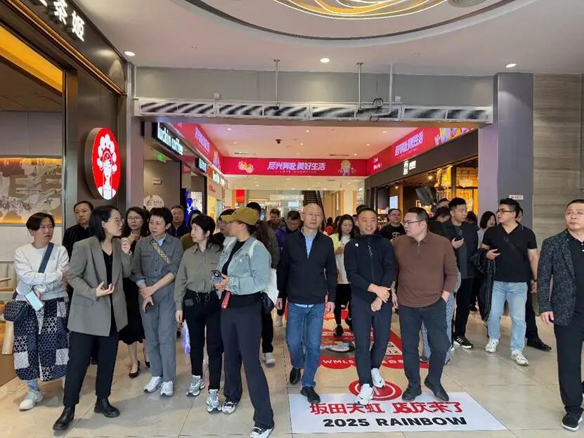 一群人站在大厅里 AI 生成的内容可能不正确。