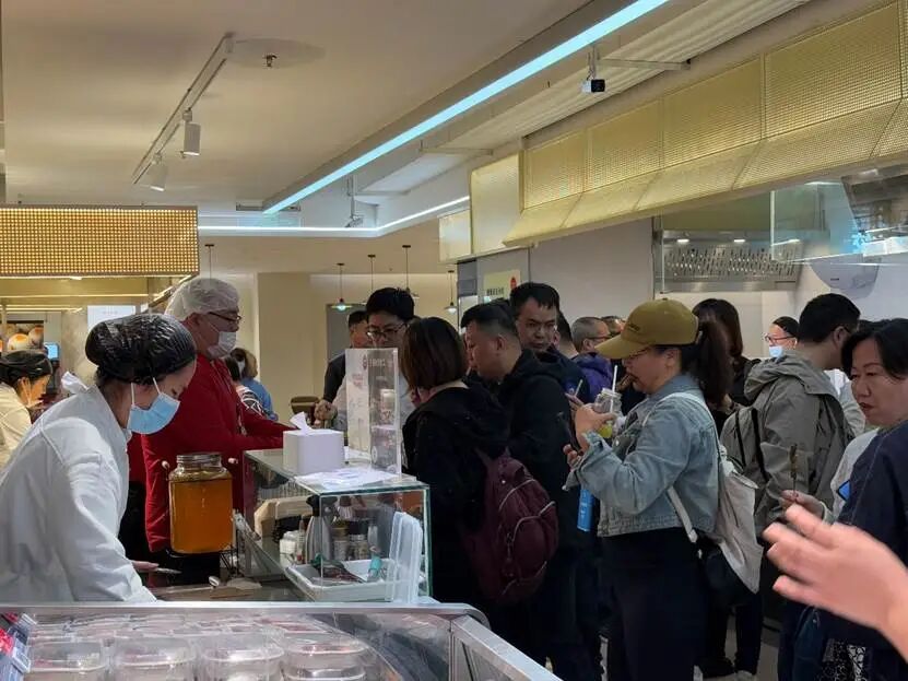 一群人在餐厅里 AI 生成的内容可能不正确。