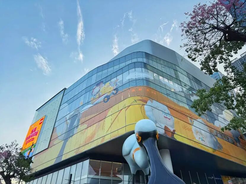 街道上有店铺的标志蓝色背景白色的字 AI 生成的内容可能不正确。