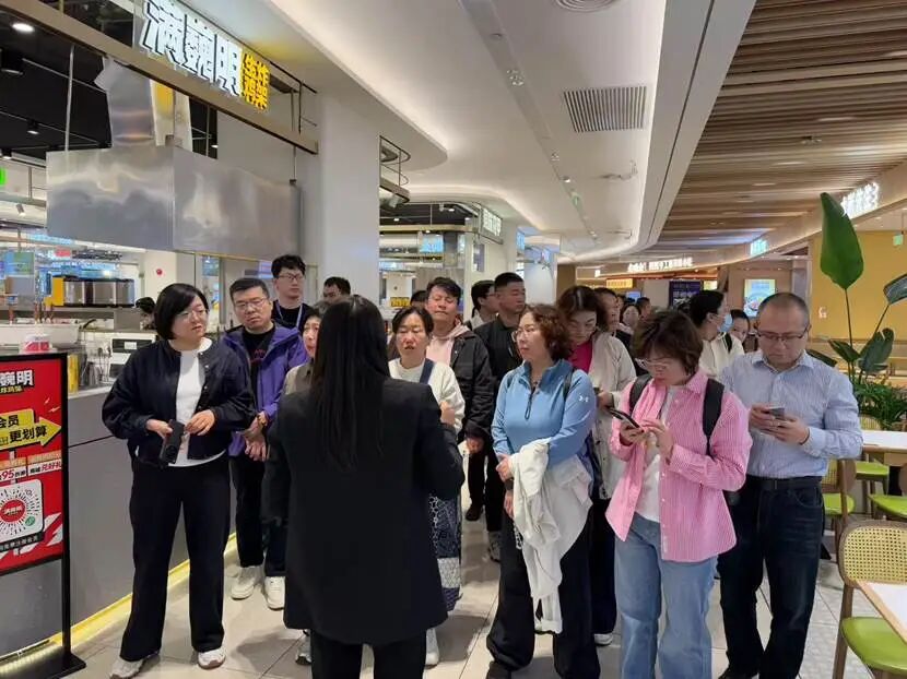 人们站在人群中 AI 生成的内容可能不正确。