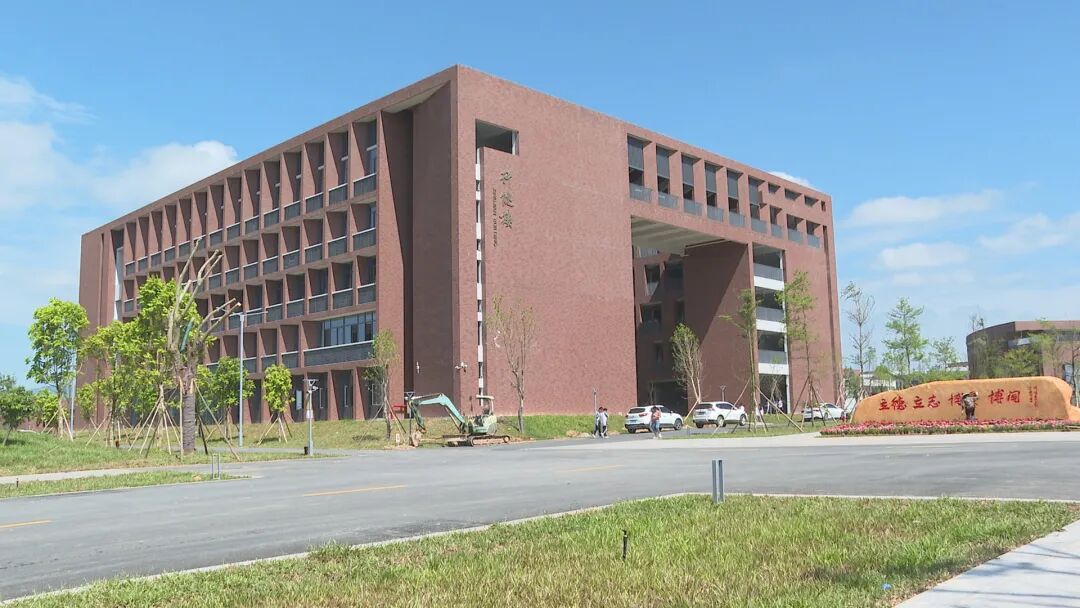 记者在阳西一中新校区看到,不少学生在家长的陪同下提前返校布置宿舍