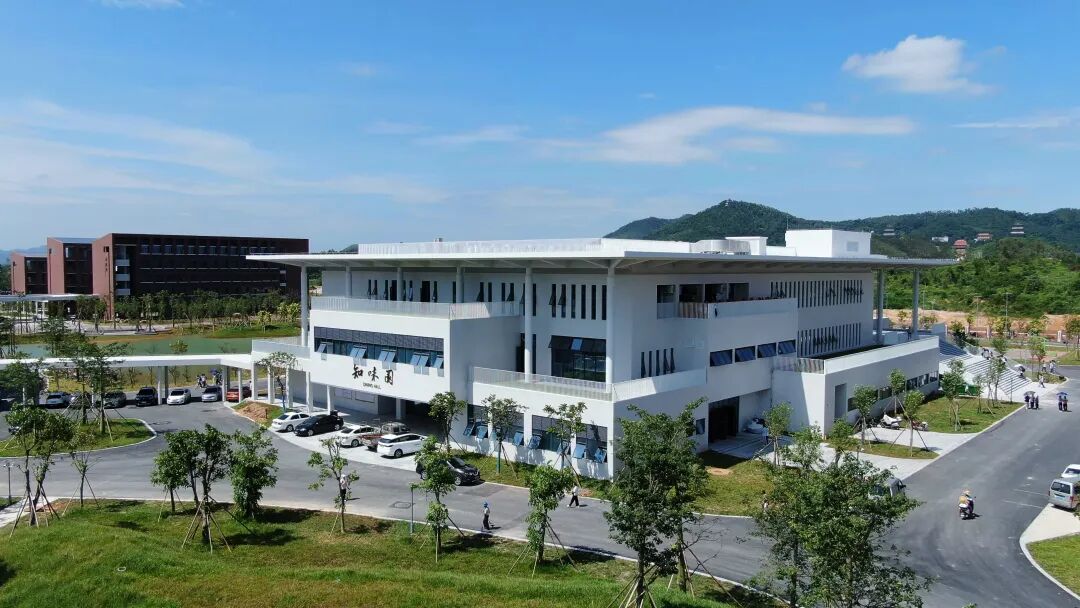 记者在阳西一中新校区看到,不少学生在家长的陪同下提前返校布置宿舍