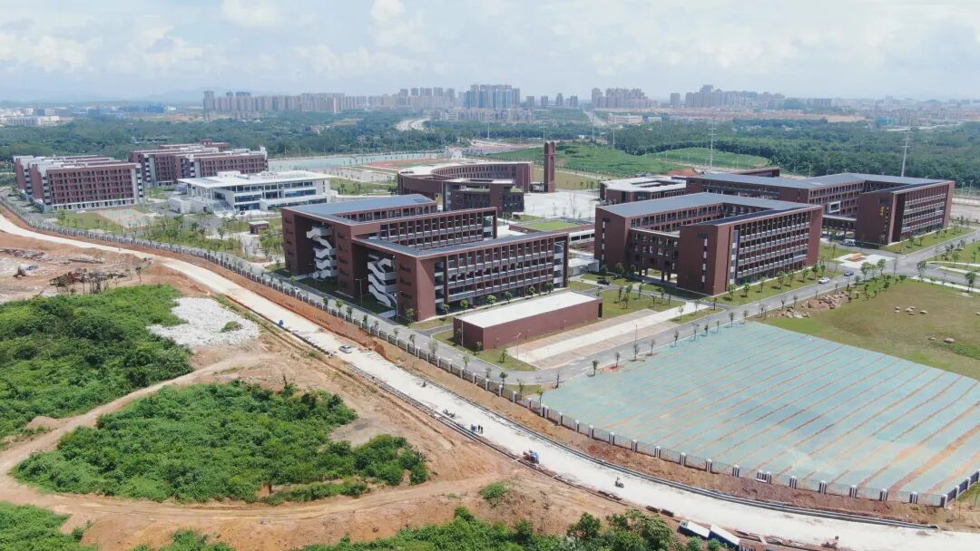 阳西一中新校区举办校园开放日活动学生家长打卡齐点赞