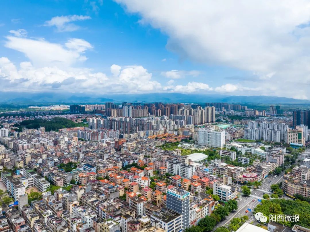 陽西縣城(資料圖)在縣城,張秀潔實地檢查了餐飲店食品安全,消防隱患