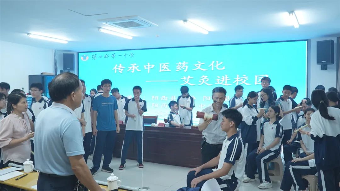 阳西县开展传承中医药文化——艾灸进校园活动