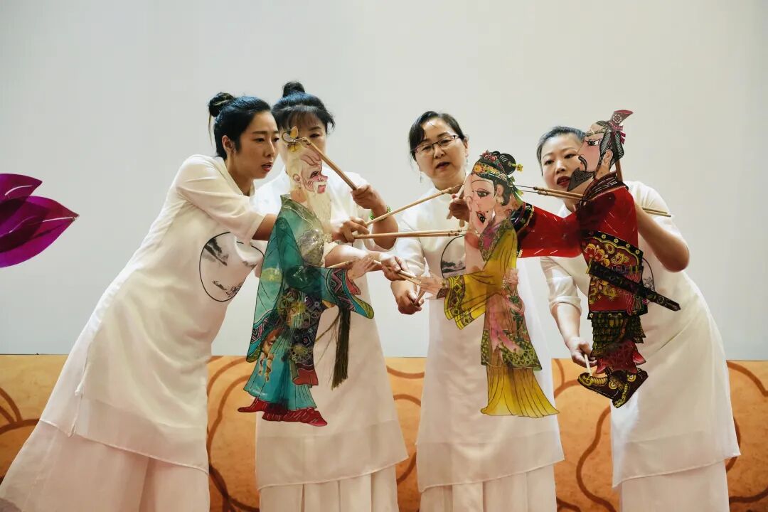 让非遗艺术脱"影"而出 多地皮影戏班齐聚"中国皮影之乡"