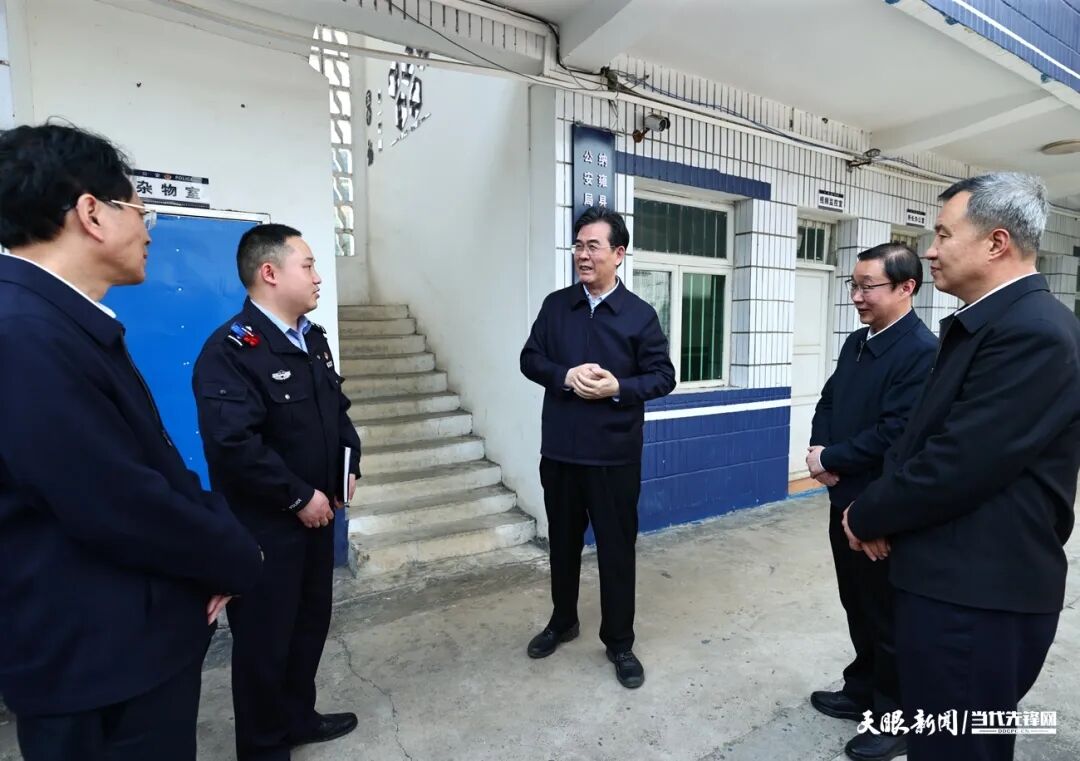 图为李炳军在纳雍县化作乡派出所调研。.jpg