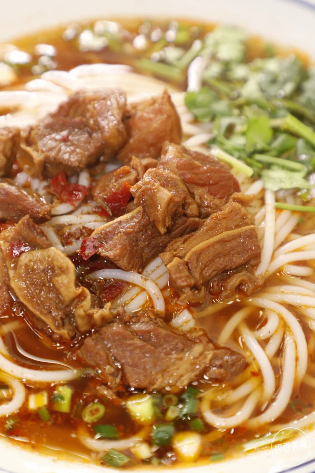 直接吃,米粉弹滑鲜爽,尤其裹上汤里的一层红油后,带着一片肥肠一口下