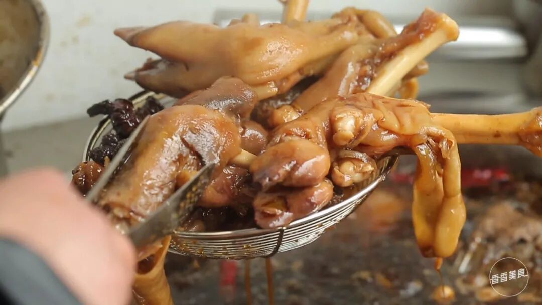 经过充分煮制的羊蹄,轻轻一拽就脱骨.