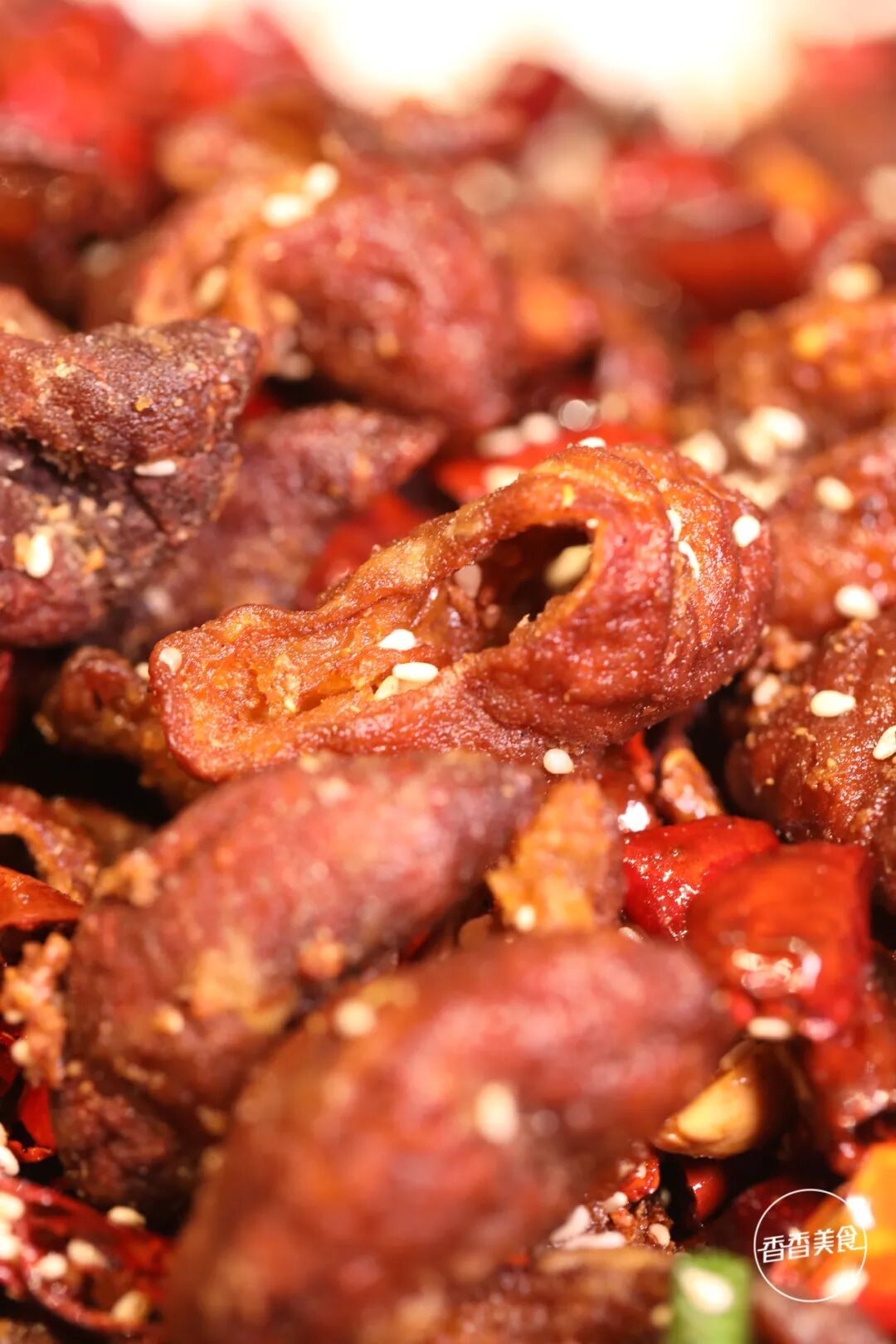 里面的红辣椒和花椒也沾了肥肠的光,把自身的麻与辣,和肥肠的香完美