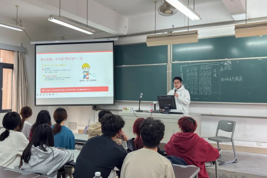 20230318 国际教育学院消防安全知识普及与应急疏散演练 周子洋（摄） (3).jpg