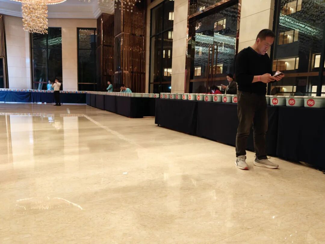 2026年3月，上课期间，学员手机被要求统一按组放置，并有工作人员专门看管。（南方周末记者 姚羿 / 摄）