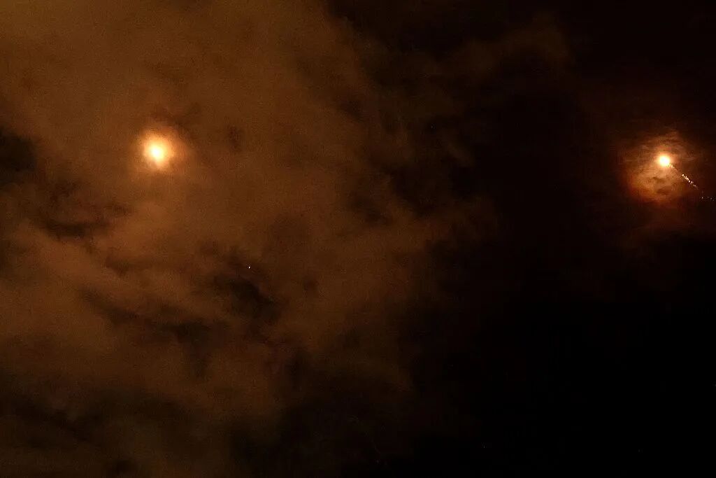 当地时间2026年3月25日，以色列内坦亚，伊朗对以色列发动新一轮导弹袭击，火箭弹划过内坦亚上空。图/视觉中国