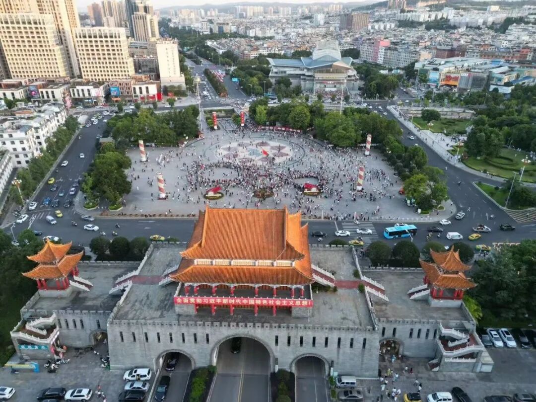 曲靖南城门广场，每天傍晚，数以百计的旅居老人来到这里活动。