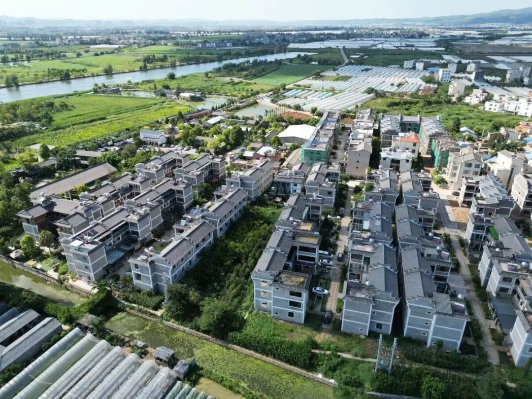 曲靖的大龙社区位于麒麟水乡景区旁，过去只是一个普通村庄，如今每年能接待四百多位长期旅居的老人。