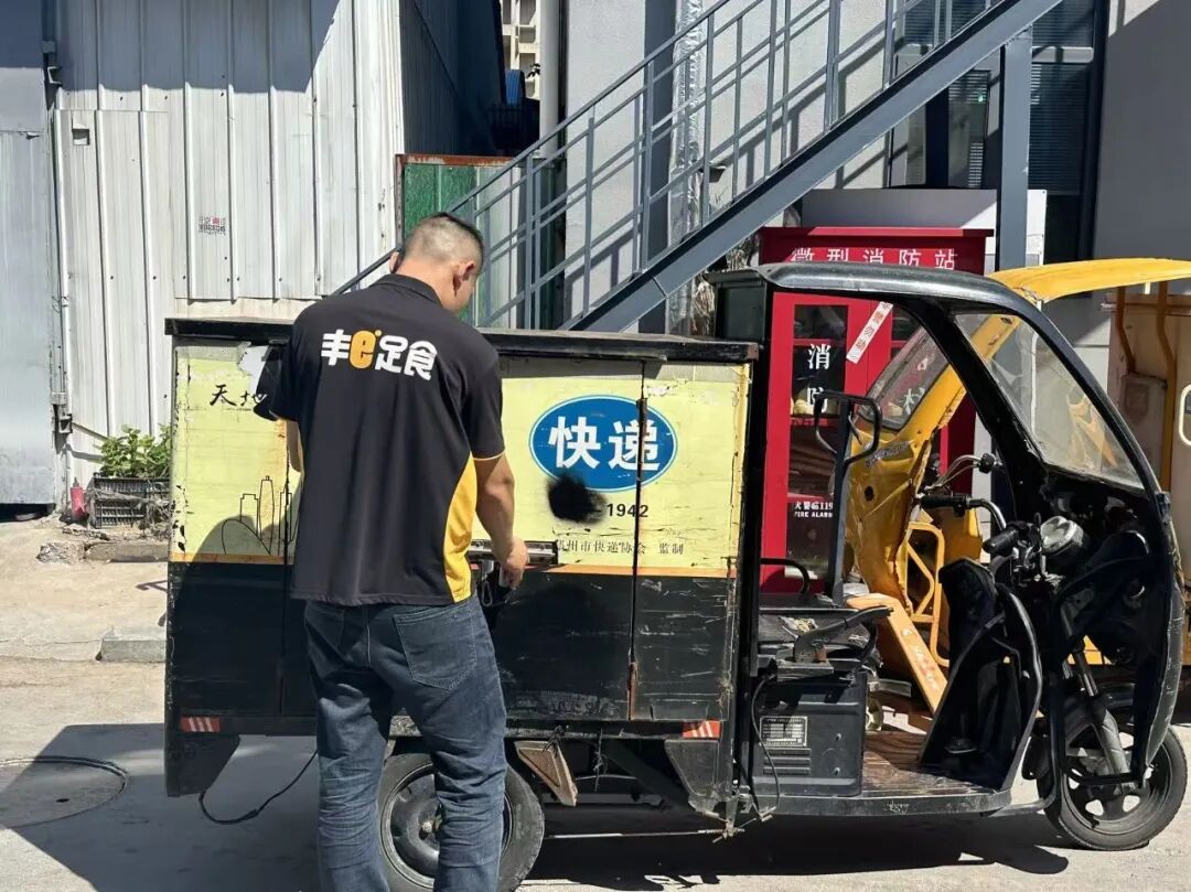 丰e足食的补货员正准备补货。南方周末特约撰稿李雅祺｜摄