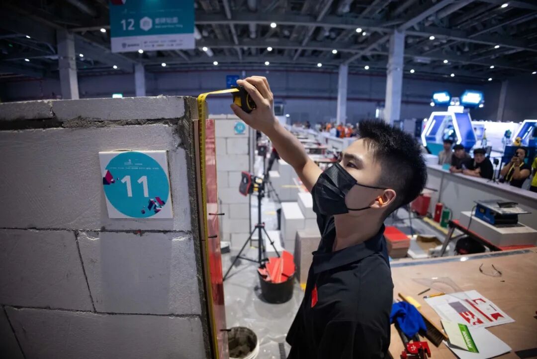 世界技能大赛瓷砖贴面项目选手多为男性，图为获得本届比赛冠军的中国选手傅宇豪。视觉中国图