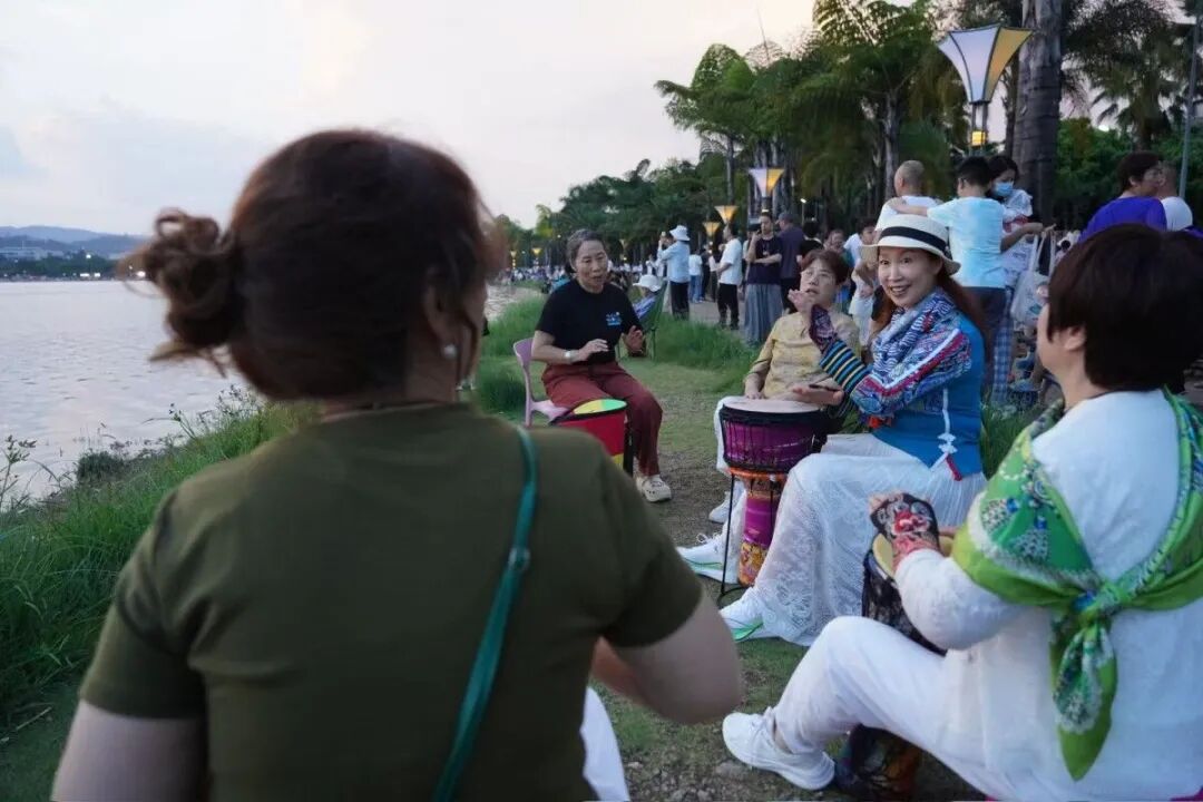 傍晚时分，老人们来到弥勒的湖泉生态园聚会、唱歌。