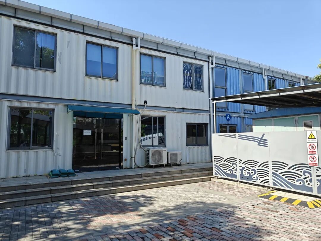 周文强夫妇关联的一家公司，实际办公地址为一处企业托管办事处。（南方周末记者 姚羿 / 摄）