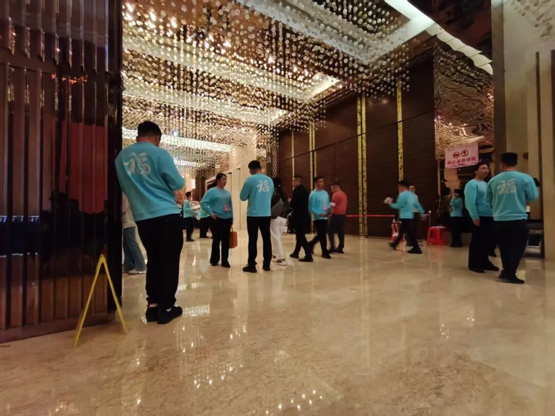 2026年3月，上课期间，身着蓝色上衣的工作人员在场外候场。（南方周末记者 姚羿 / 摄）