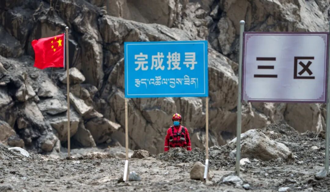 9月6日，救援人员在吉隆泥石流灾害核心区划片分区，展开精细化拉网式搜寻。新华社图
