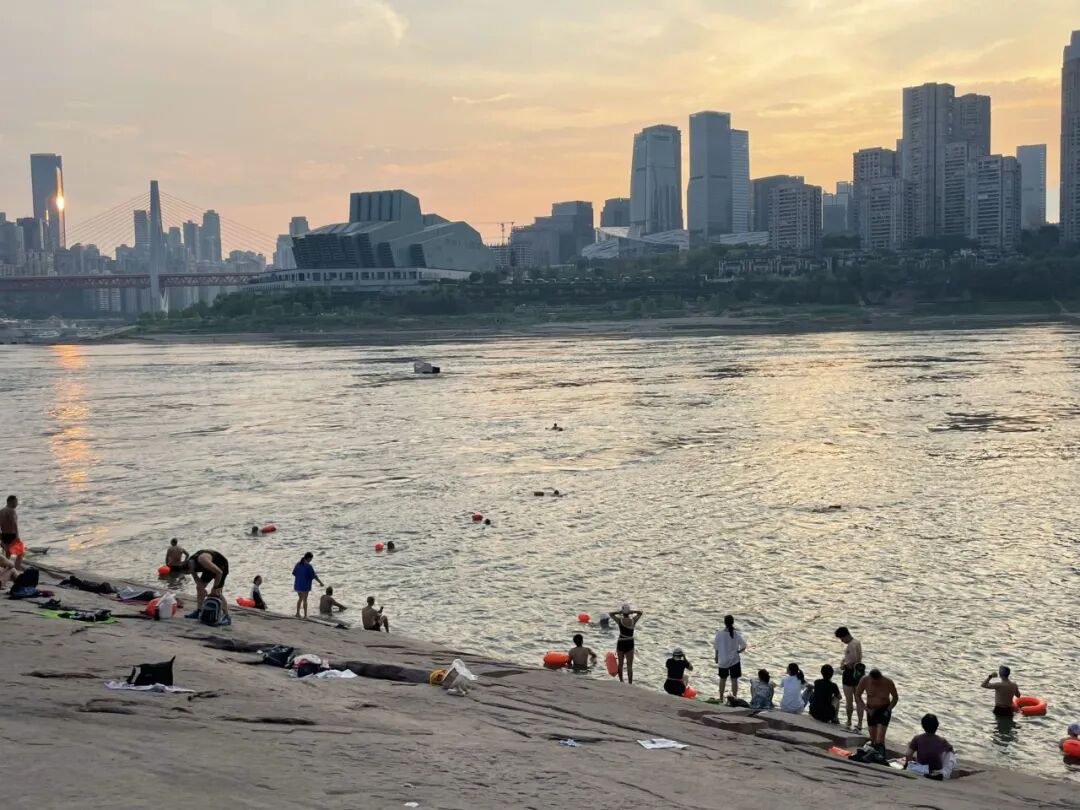 重庆三面环水，本地人习惯夏季在江边戏水消暑，但也由此带来溺水风险。 （南方周末记者 黄思琪/摄）