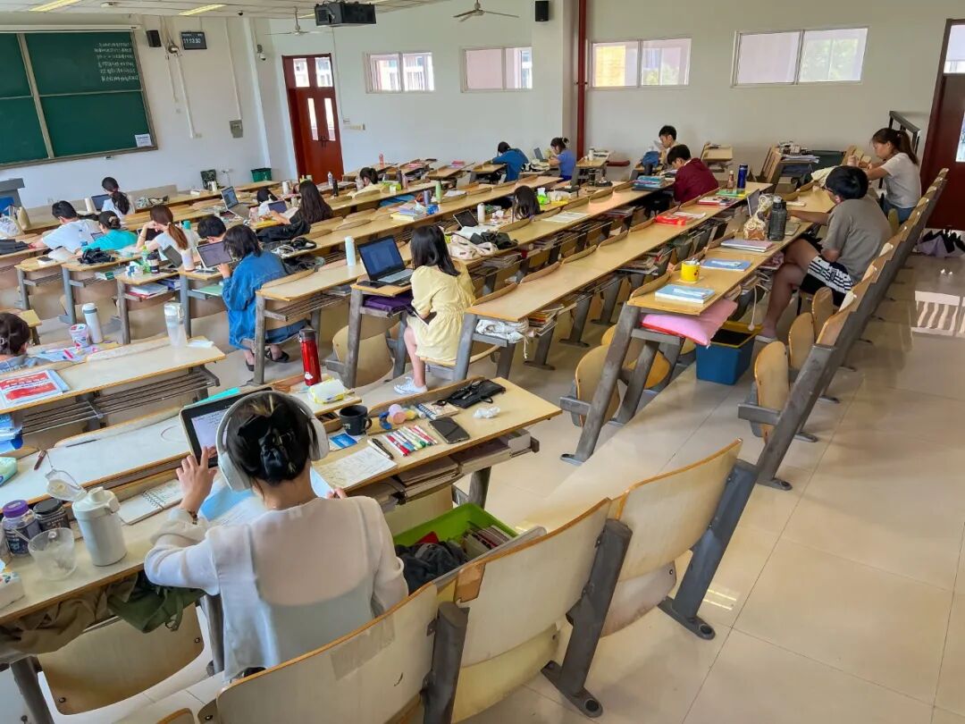 2023年8月9日，郑州，大学生在教室自习。视觉中国 图