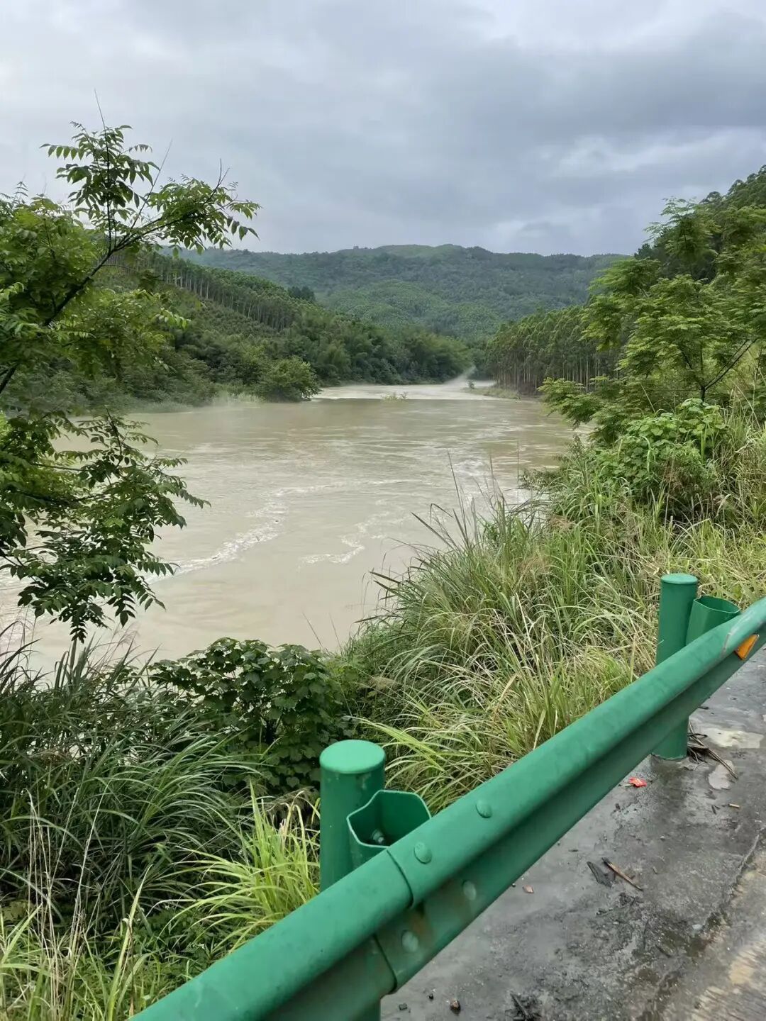 2026年5月18日下午，河水再次漫过漫水桥桥面，远处河水颜色不一致处即为桥体所在的地方。（受访者供图）