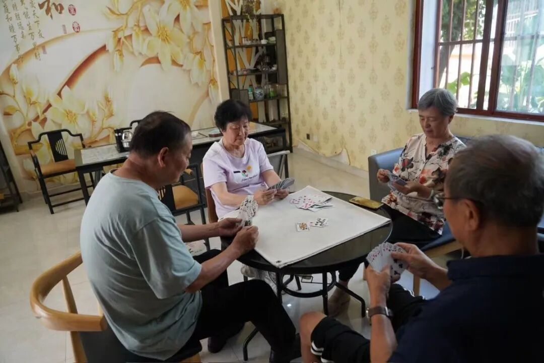 洪老板的康养基地里面，老人在打扑克牌。